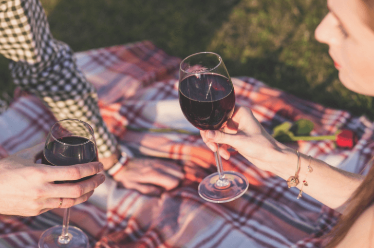 Piknik s červeným vínom