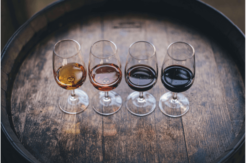 štyri poháre vína rôznych farieb